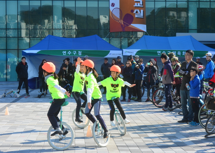 제4회 친환경자전거대축제 스탠딩경기 및 외발자전거공연이미지